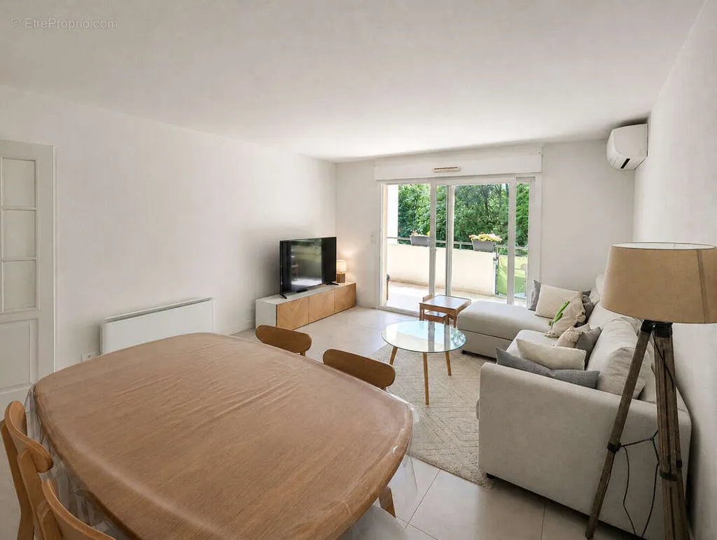Séjour - Appartement avec Terrasse et Vue Château à Cagnes-Sur-Mer