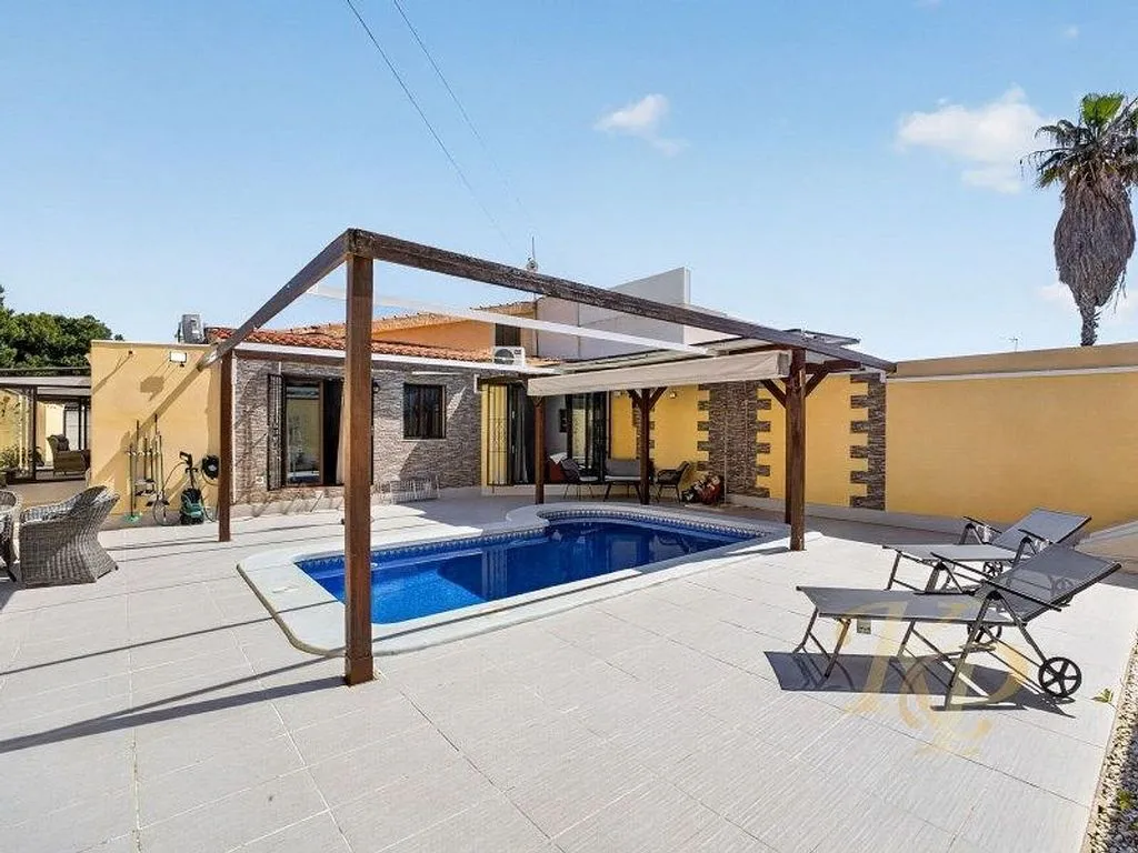 Piscine - Chalet with Pool in Nueva Torrevieja