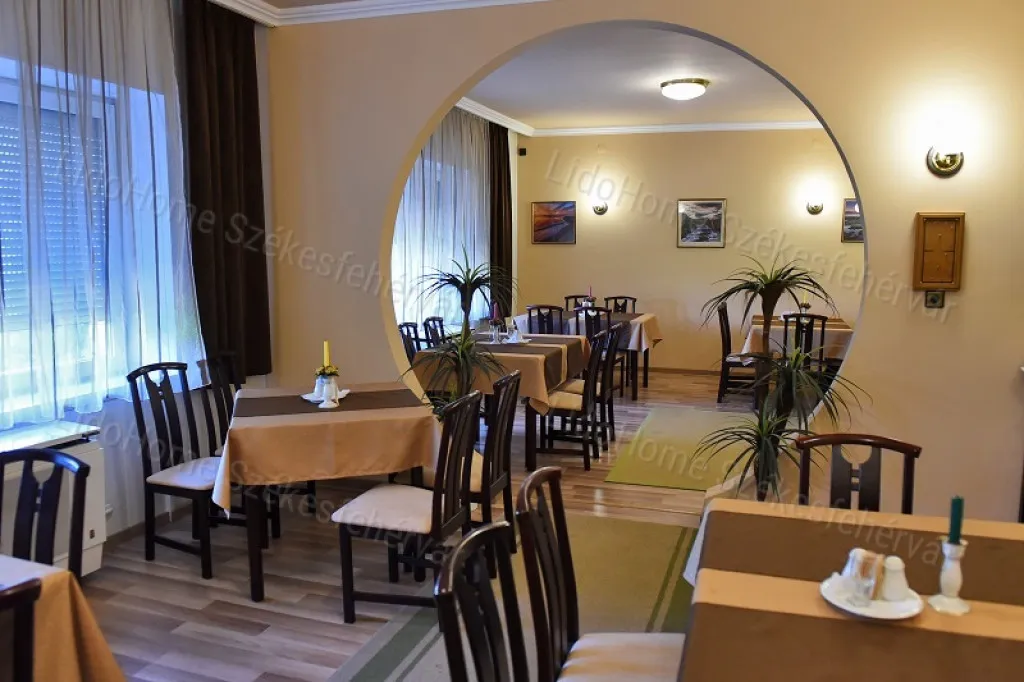 Söögituba - Operational 13-Room Guesthouse in Herend