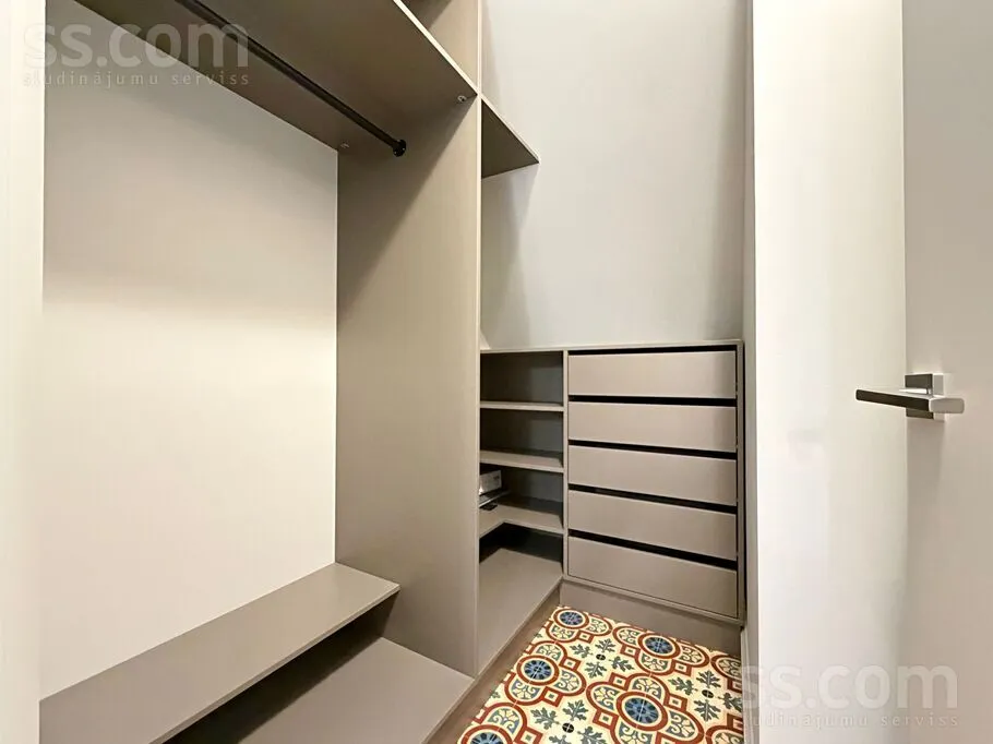 Pièces - Luxury 4-Bedroom Apartment with Balcony in Riga Centre