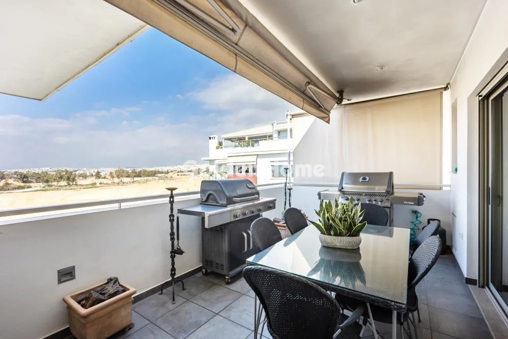 Rõdu - Mezzanine Flat with Park View in Elliniko