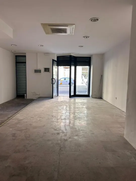 Pièces - Commercial Space with High Visibility in Cagliari