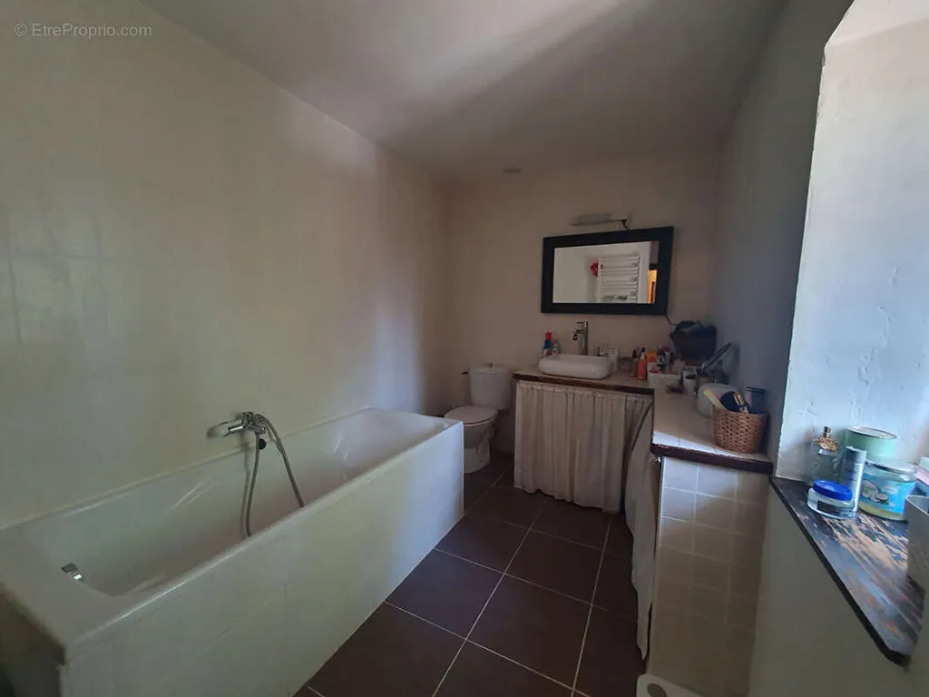 Salles de bain - Maison de Village en Pierre avec Cour à Calvisson