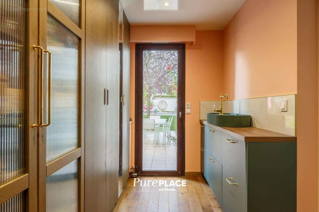 hallway_entrance