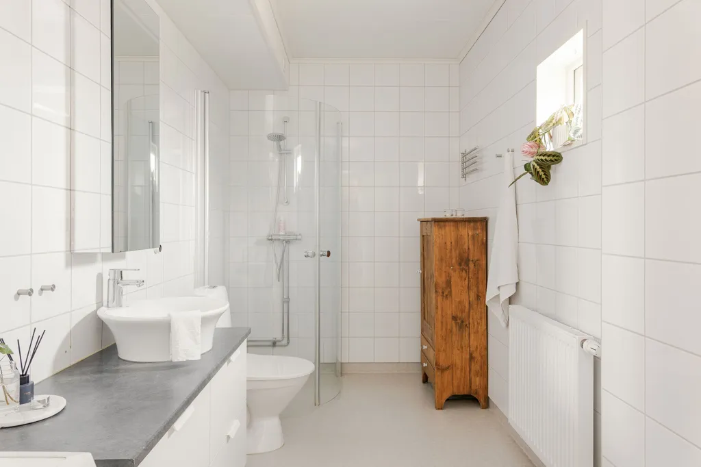 Salles de bain - Two-Bedroom Flat with Balcony in Östra Lugnet