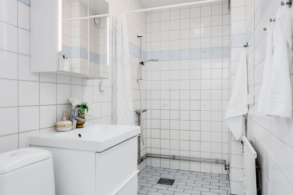 Salles de bain - Apartment with Glazed Balcony in Västerås
