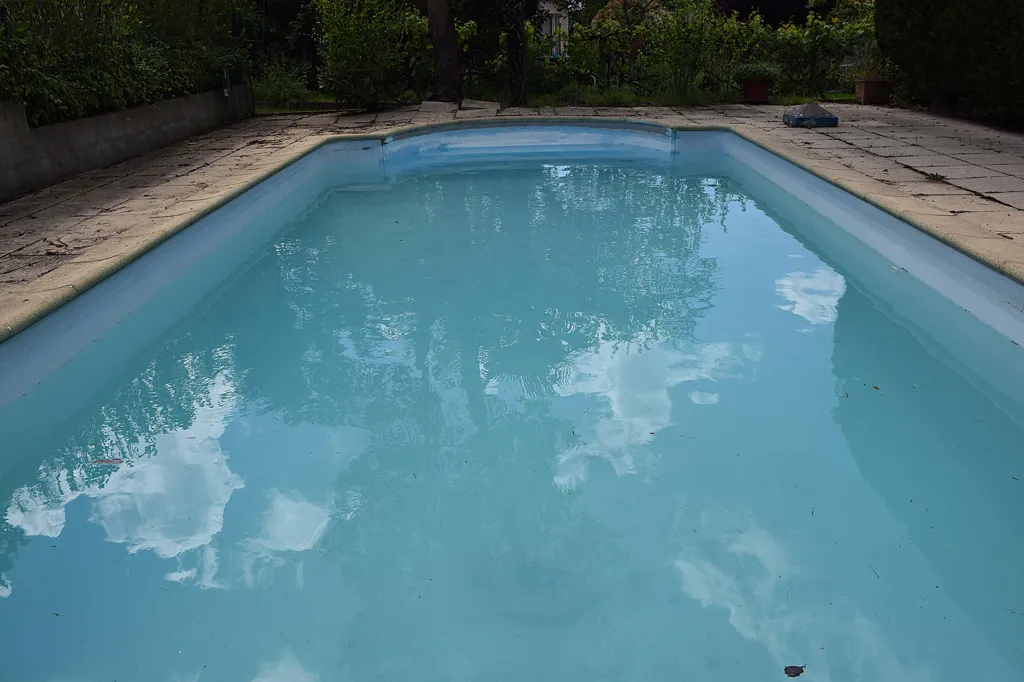 Piscine - Terrain Constructible avec Piscine à Chambœuf