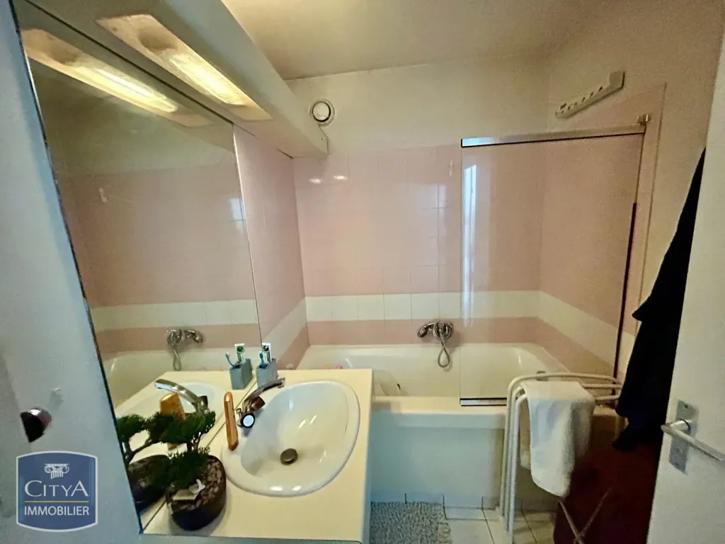 Bathrooms - Bright Flat with Metro Access in Saint-Maurice