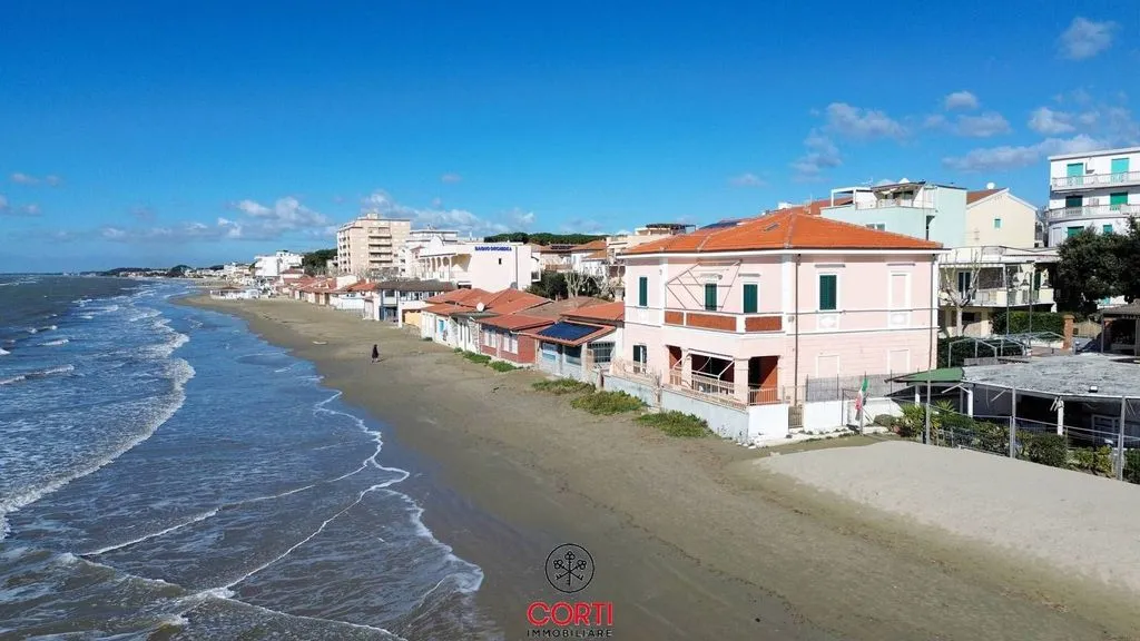 Luxury Villa with Beach Access in Follonica