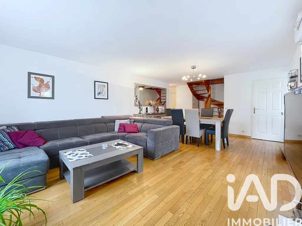 Living Room - Duplex Apartment with Terrace in Emerainville