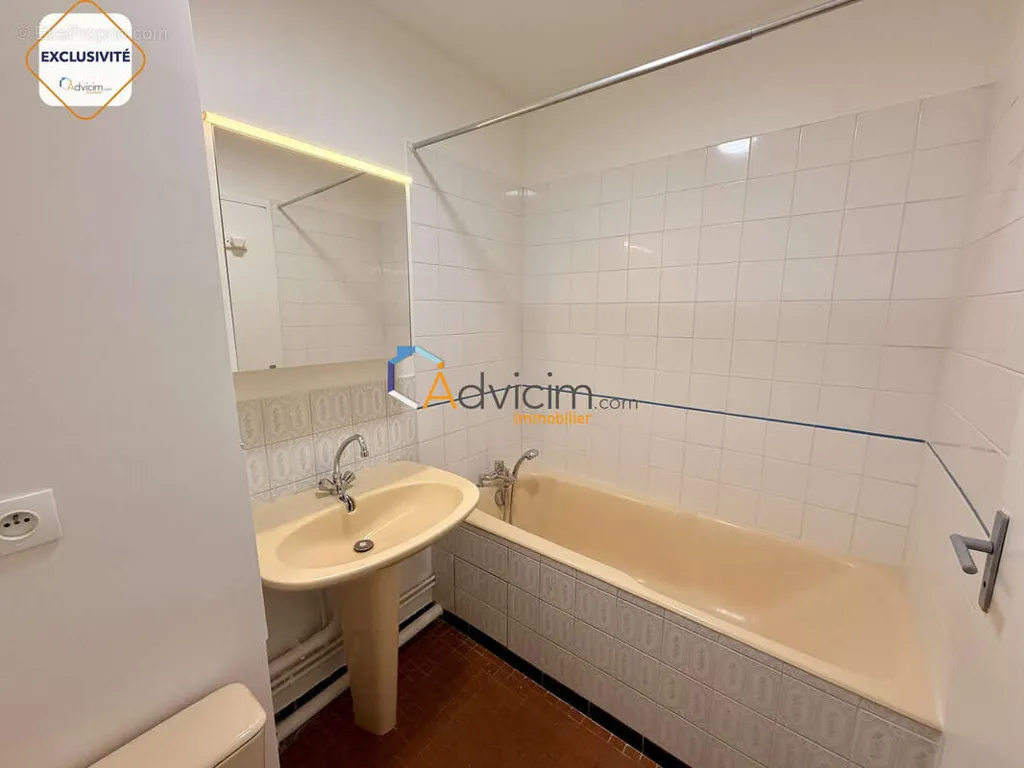 Salles de bain - Studio avec Balcon à Orléans, Proche Tram