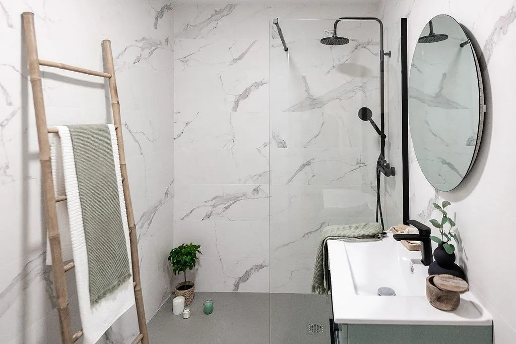 Bathrooms - Modern Flat with Lift in Sector Oficios