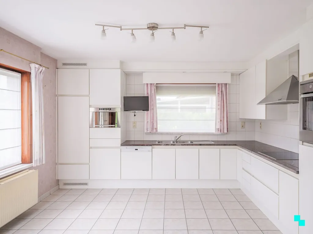 Kitchen - Spacious Villa in Quiet Residential Area