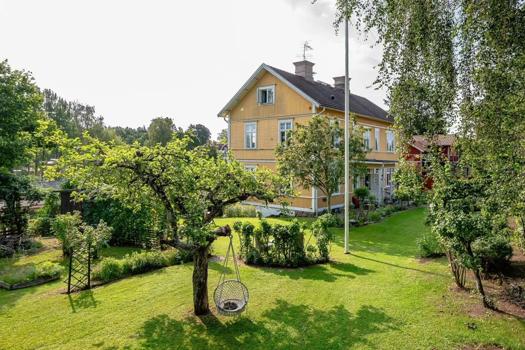 Aed - Victorian Villa with Multiple Units in Malmköping