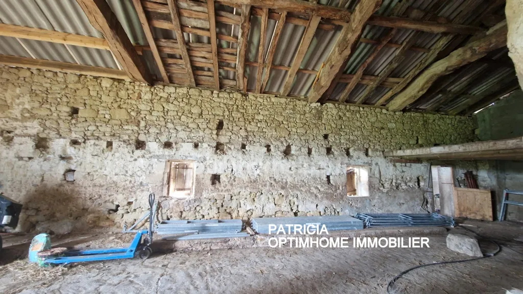Pièces - Maison Rustique avec Lac et Terrain à 2 km du Village