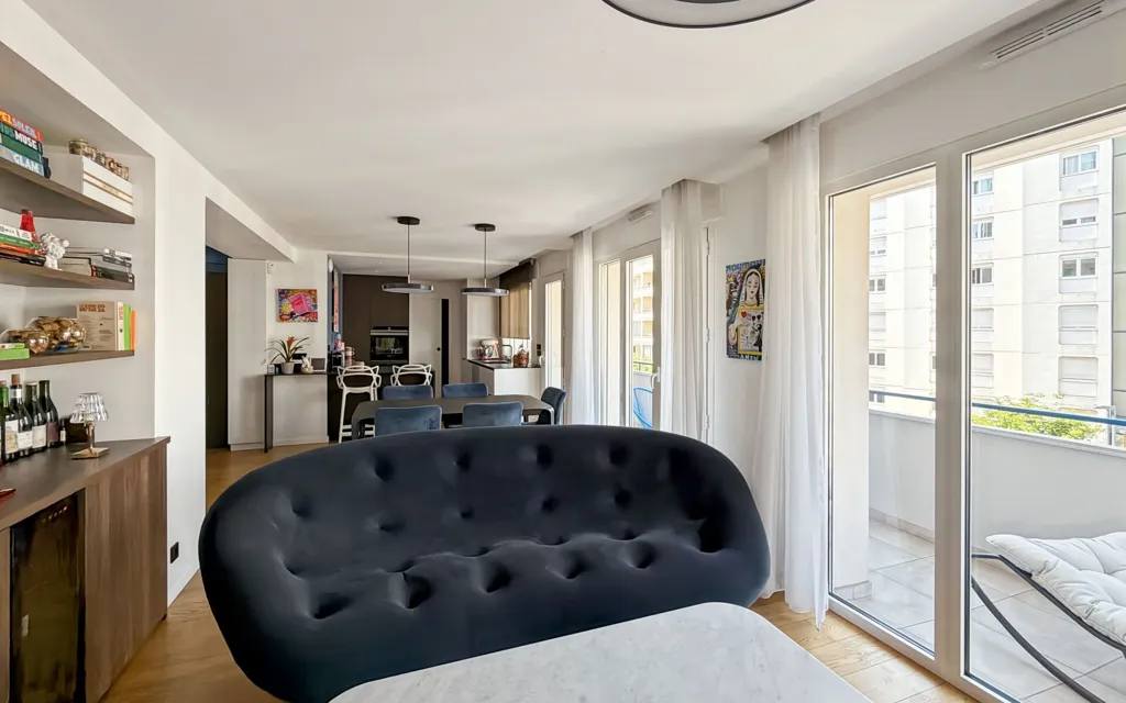 Séjour - Appartement Rénové avec Balcon à Lyon
