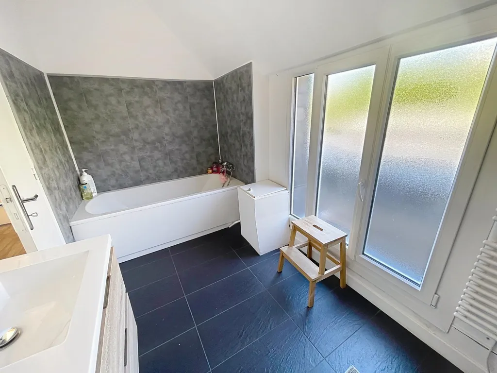 Salles de bain - Maison de 6 Pièces avec Terrasse à Mayenne