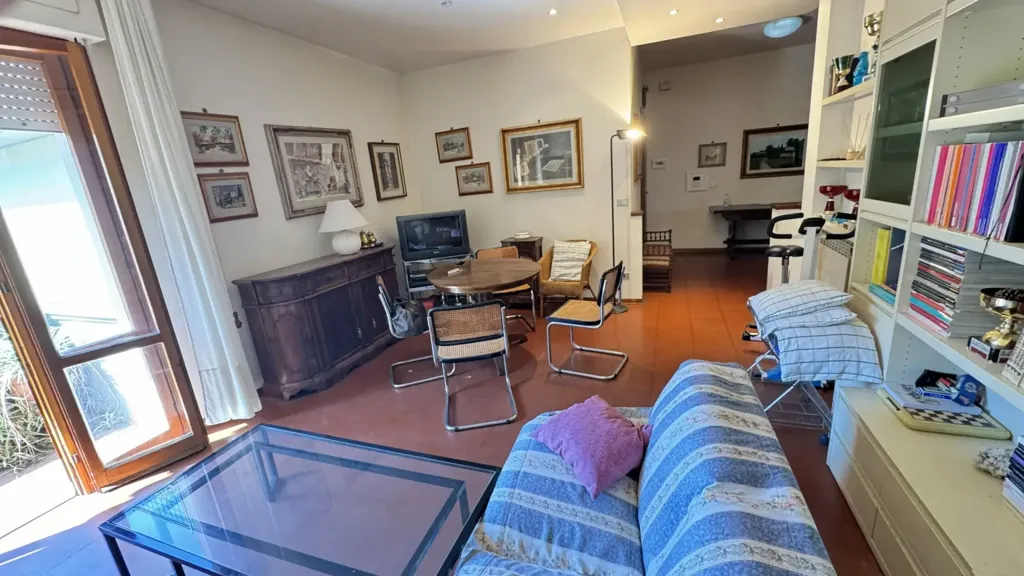 Soggiorno - Five-Bedroom Apartment with Garage in Prato