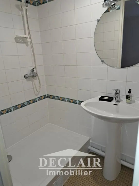 Vannitoad - Two-Bedroom Flat with Balcony in Versailles