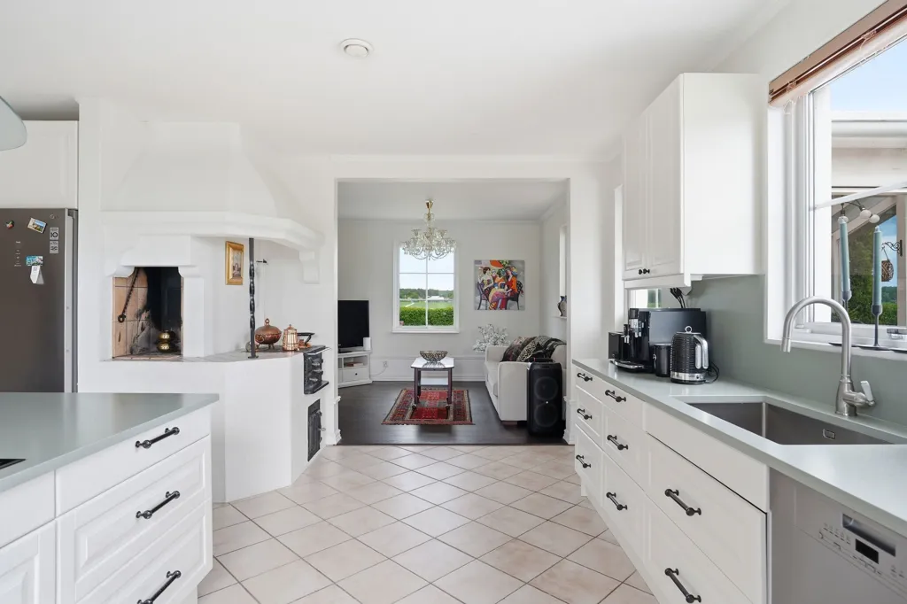Köök - Classical Manor-Style Villa with Open Views near Uppsala