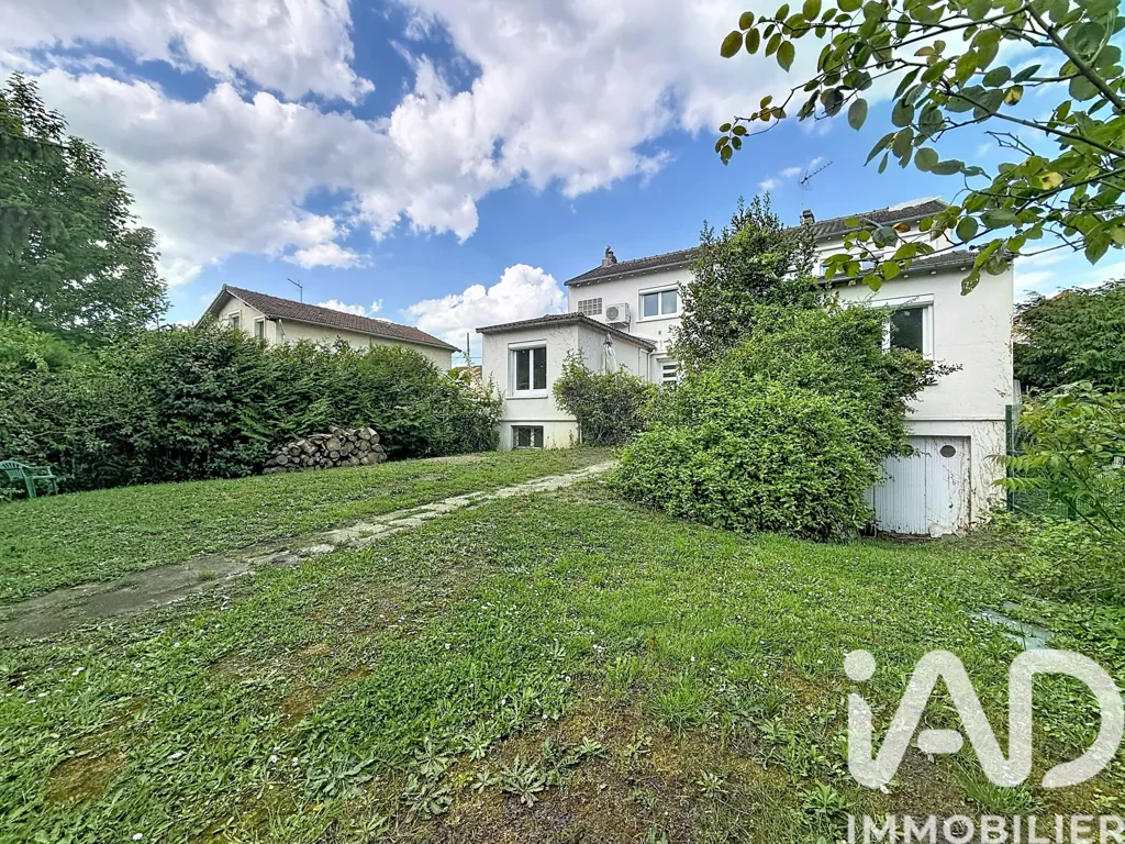 Aed - House with Large Garden in Ermont