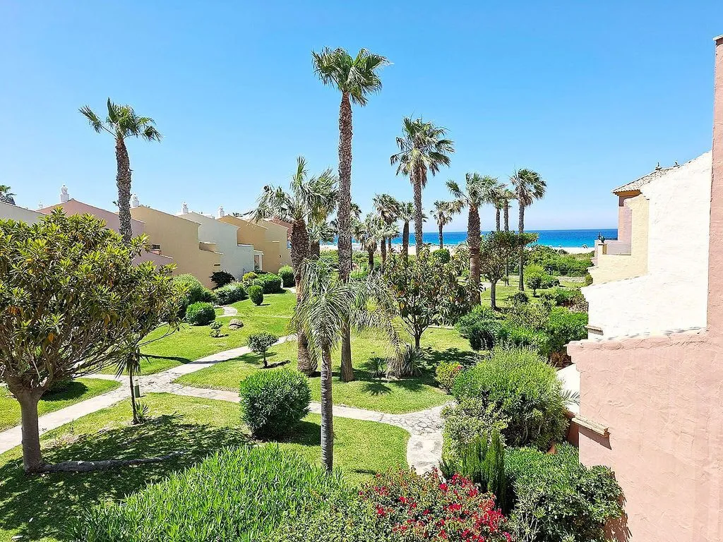 Aed - Terraced Apartment with Pool in Central Location