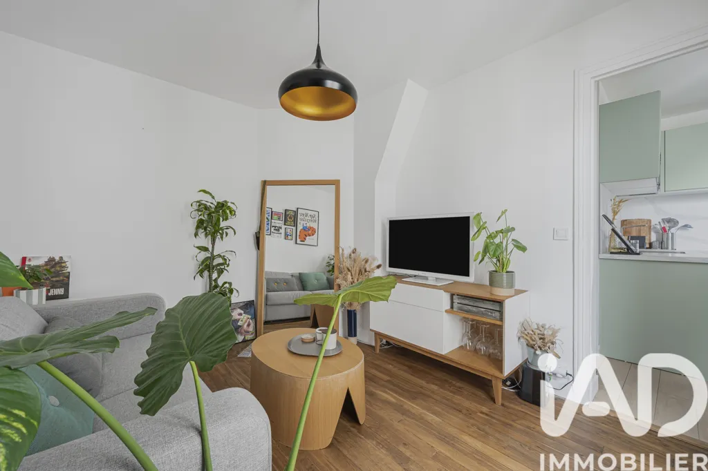 Séjour - Appartement Rénové avec Balcon au 10ᵉ Arrondissement