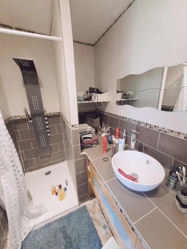Salles de bain - Pavillon Récemment Construit avec Grand Terrain à Dompierre-sur-Helpe