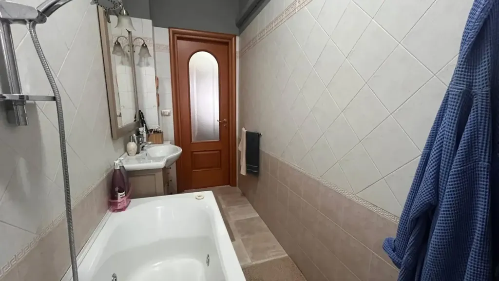 Salles de bain - Rearranged Apartment with Balcony in Beinasco