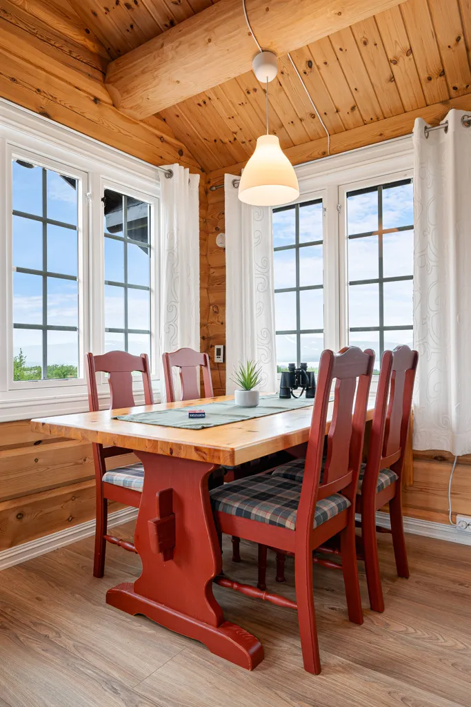 Salle à manger - Traditional Timber Cabin with Mountain Views in Ålen
