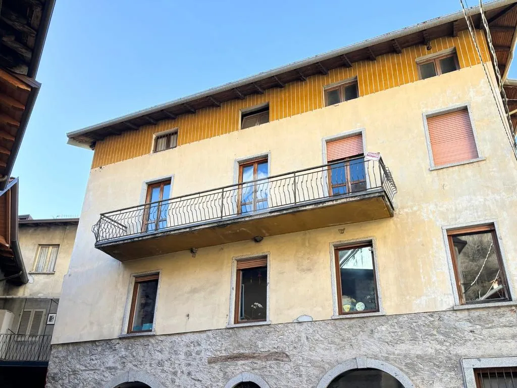 Välivaade - Quadrilocale with Balcony in Ceto's Historic Centre