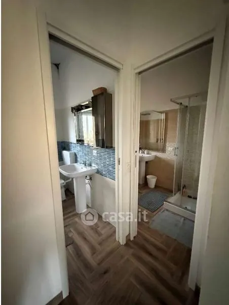 Salles de bain - Three-Bedroom Apartment with Garden in Vercelli