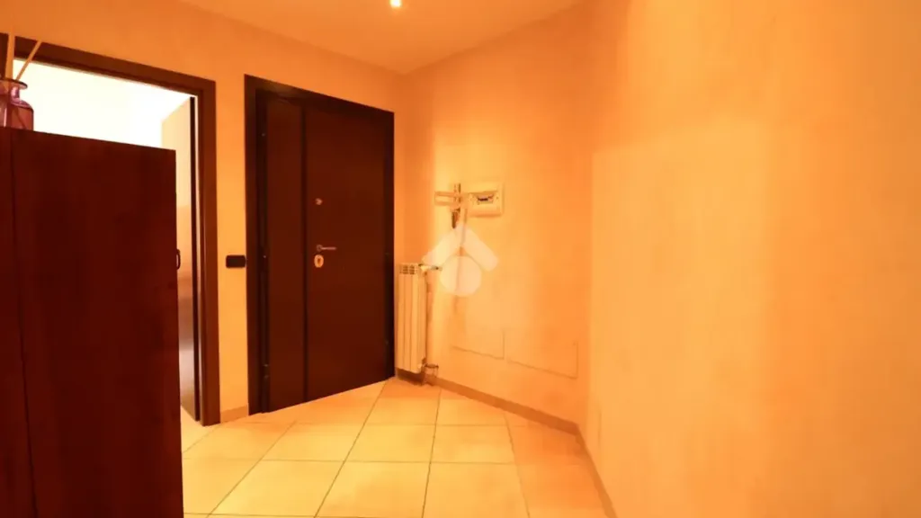Entrée - Triplex with Balcony Views in Genzano di Roma