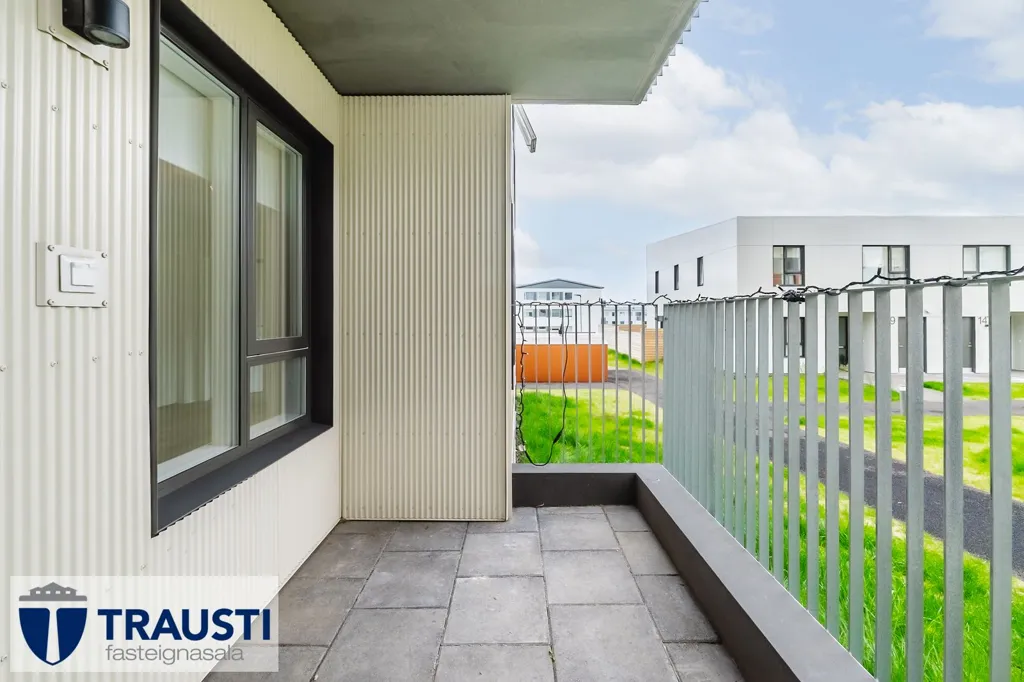 Jardin - Modern Apartment with Balcony in Árbær