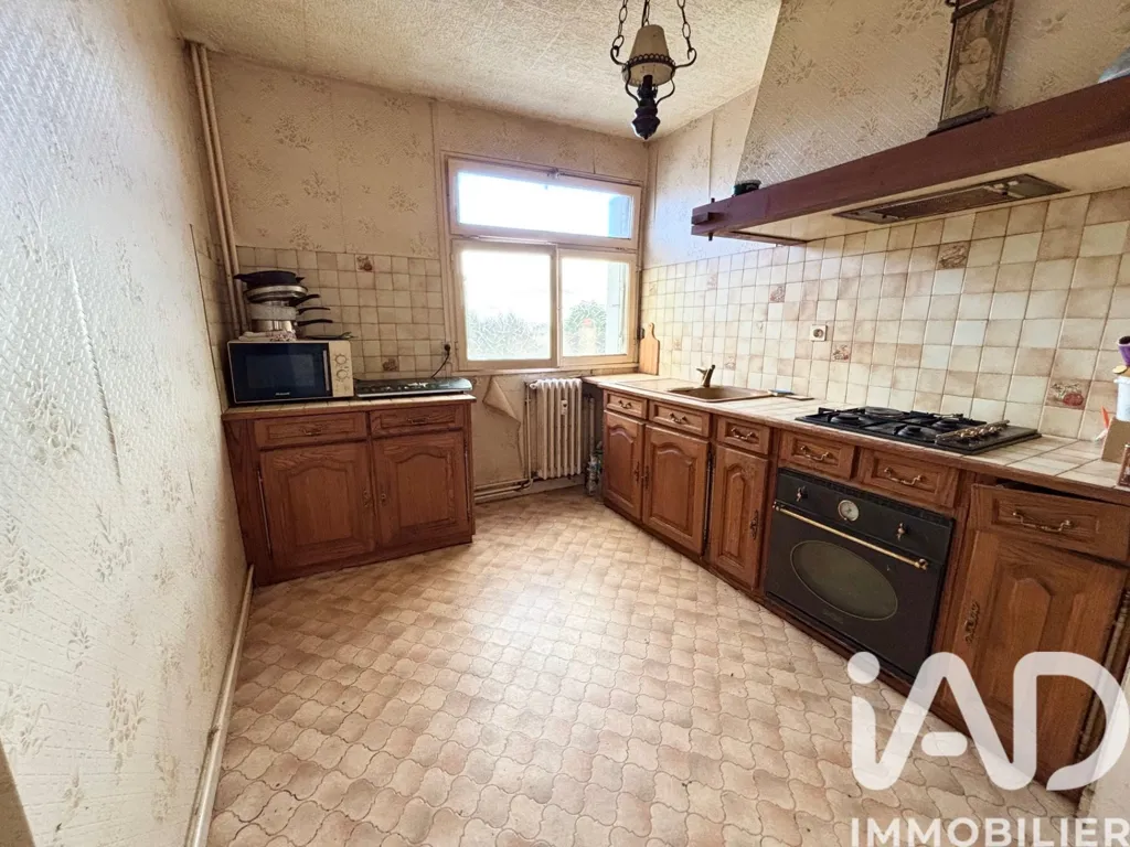 Köök - 3-Bedroom Apartment with Balcony in Châteauroux