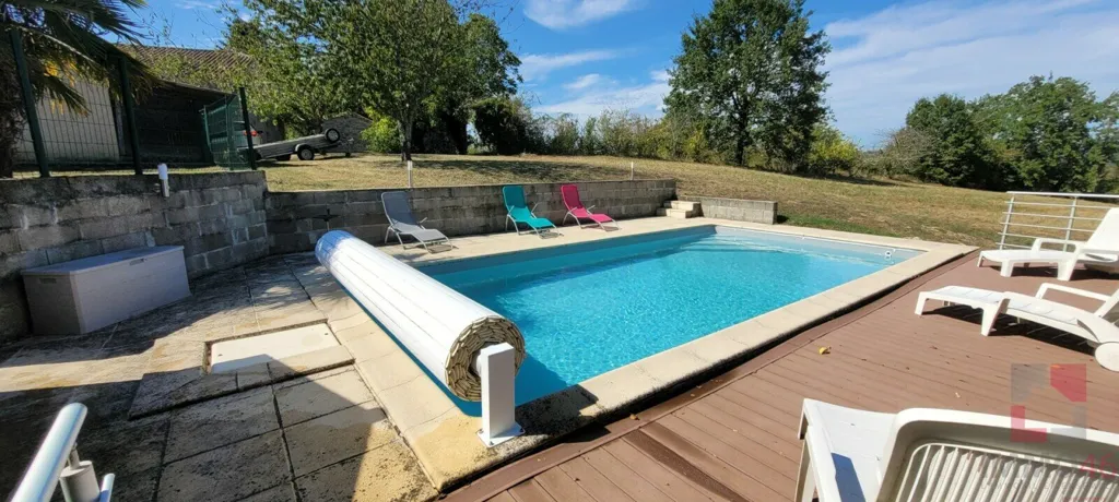 Piscine - Maison de Plain-Pied avec Piscine à Puy-l'Évêque