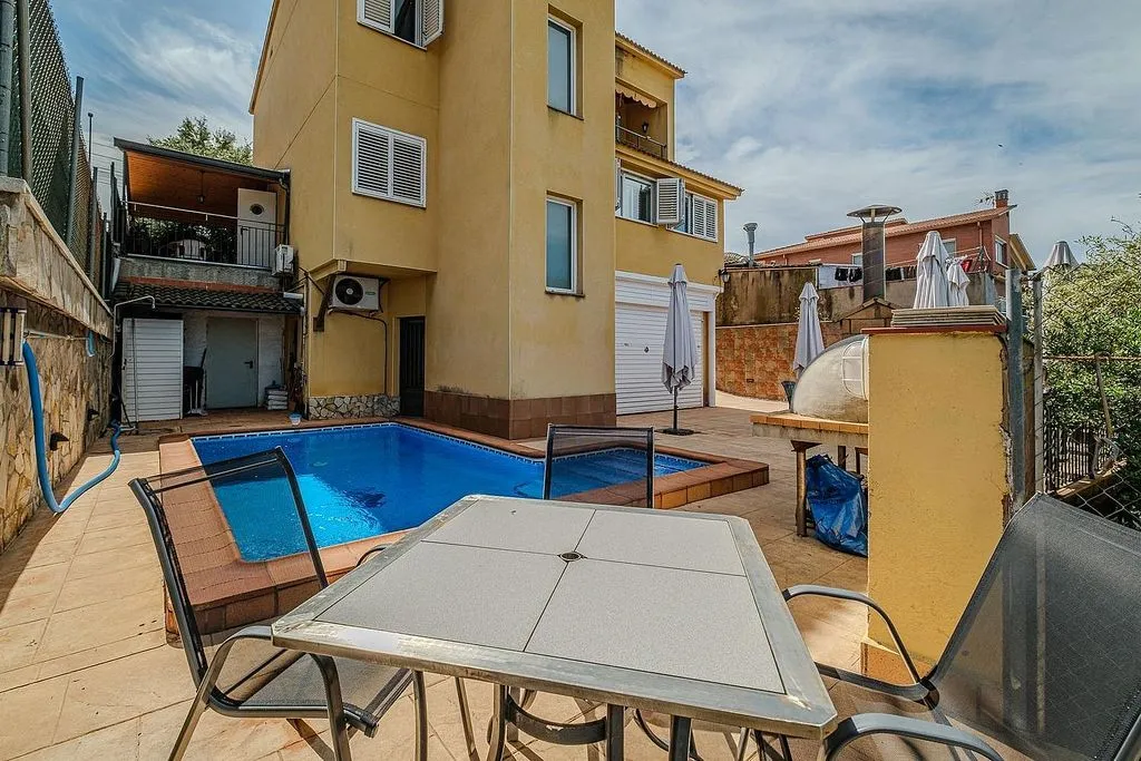 Bassein - Chalet with Pool and Terrace in Abrera