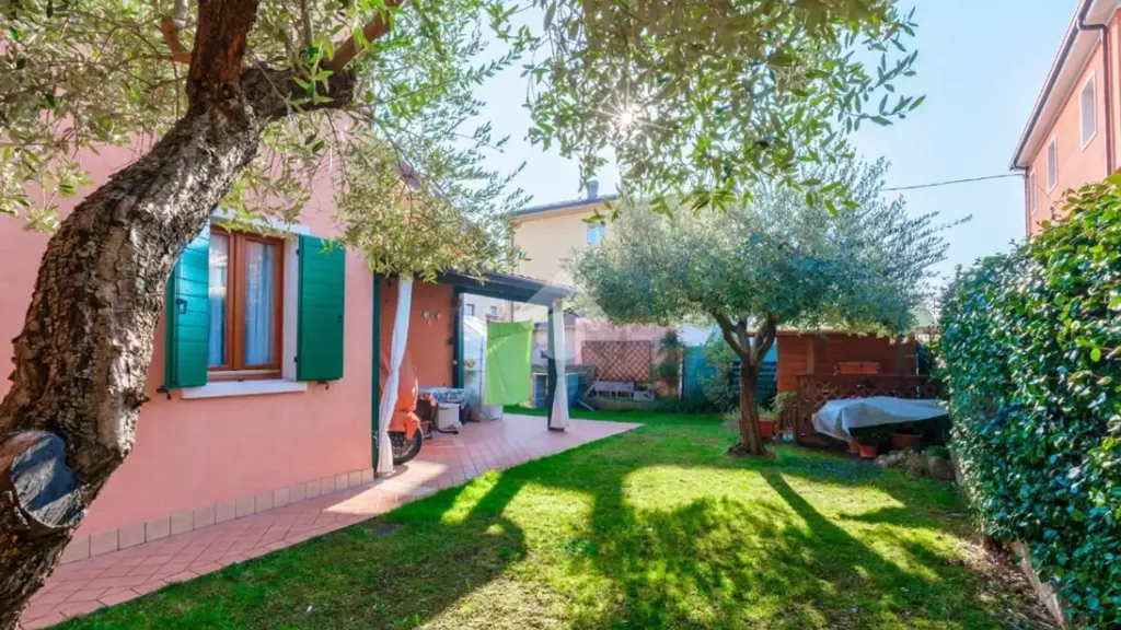 Aed - Rustic Villa with Garden in Lazise