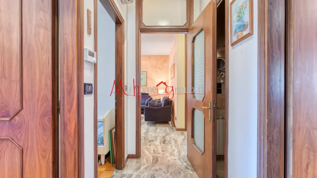 Hallway - Four-Bedroom Apartment with Balconies in Padova