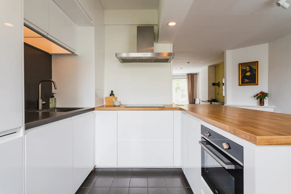 Köök - Modern Apartment with Balcony in Bezuidenhout