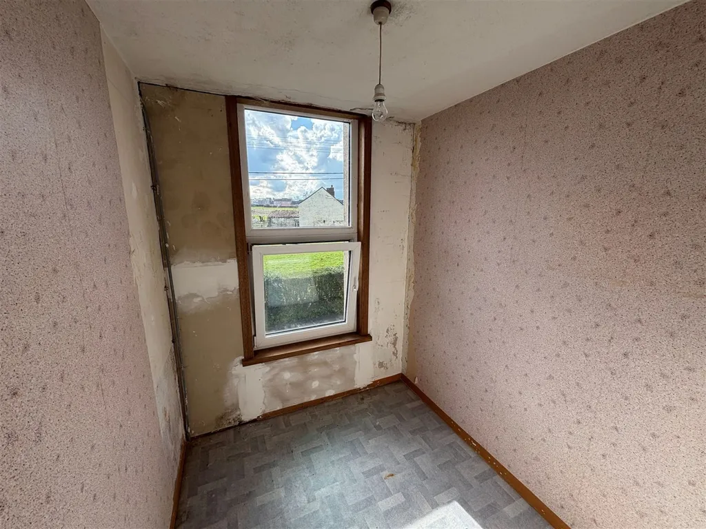 Pièces - Maison à Rénover avec Cour à Péruwelz