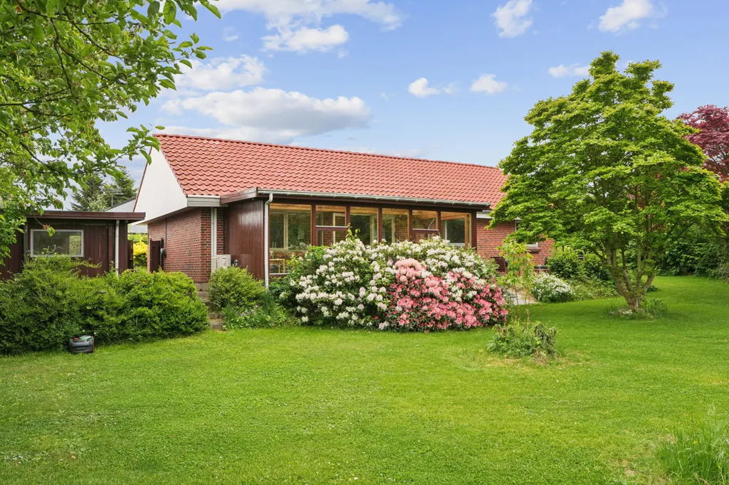 Aed - 1-Storey Villa with Garden in Humble