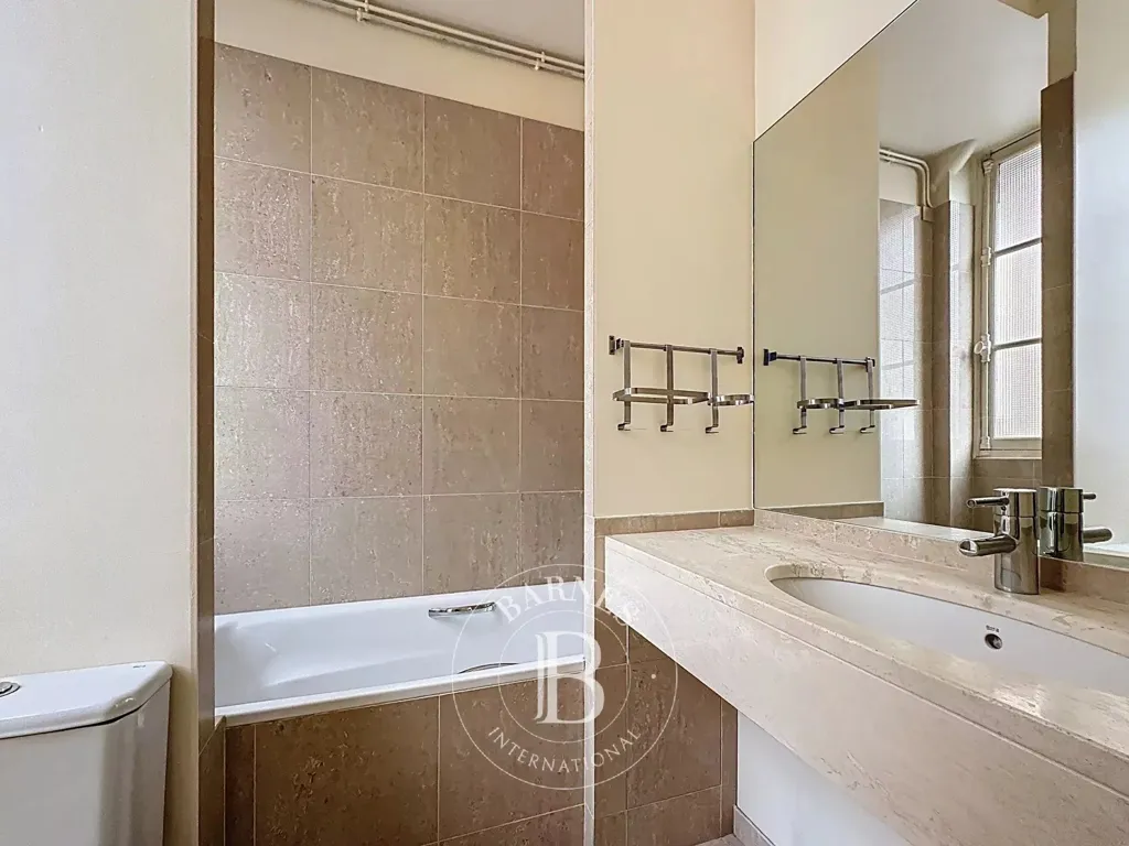 Salles de bain - Appartement Luxe avec Vue sur la Ville près de la Tour Eiffel