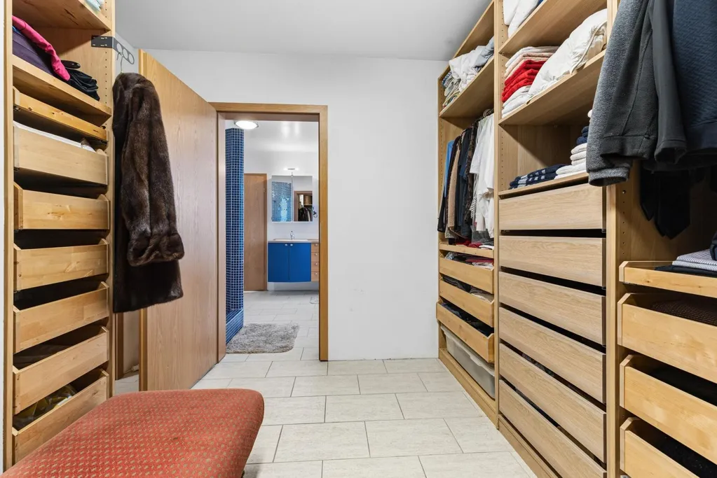 Toad - Three-Storey Apartment with Sea View in Hafnarfjörður