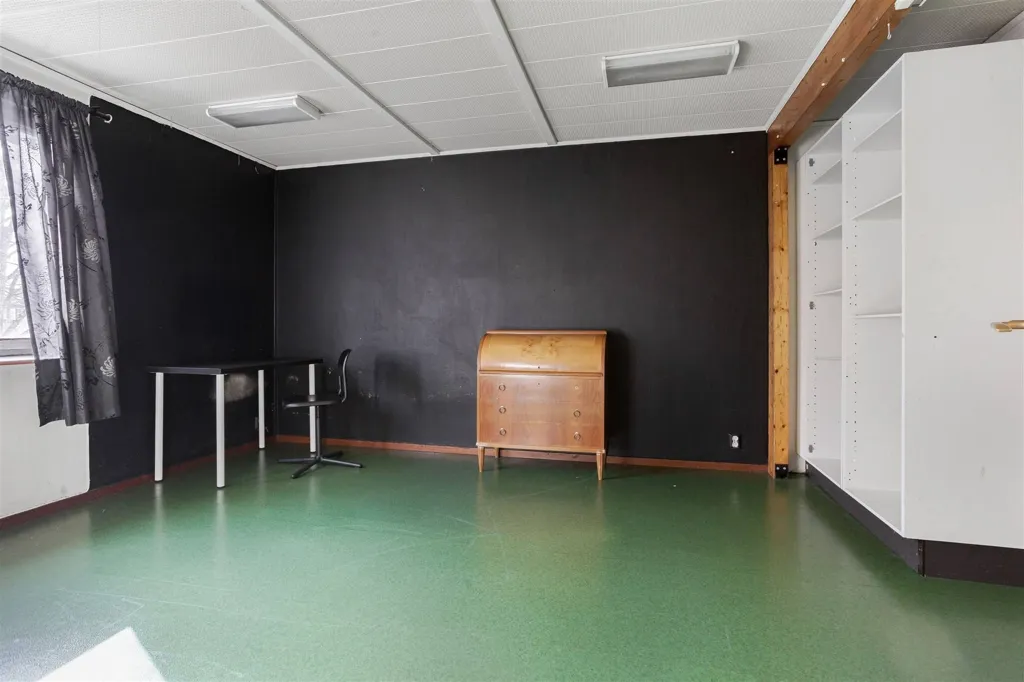 Bureau - Multi-Functional Property with Parking in Stöde