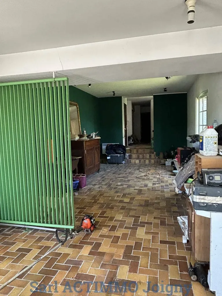 Garage - City Centre House with River View in Joigny