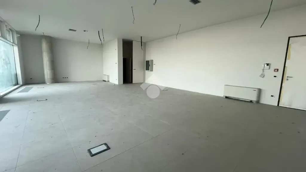 Toad - Commercial Space with Parking in Valdaro, Mantova