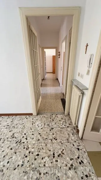 Entrée - Four-Bedroom Apartment with High Ceilings in Parma