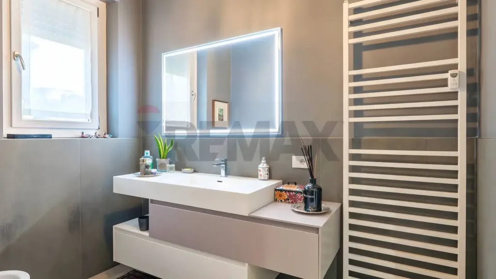 Salles de bain - Rustic Triplex with Balcony in Brescia