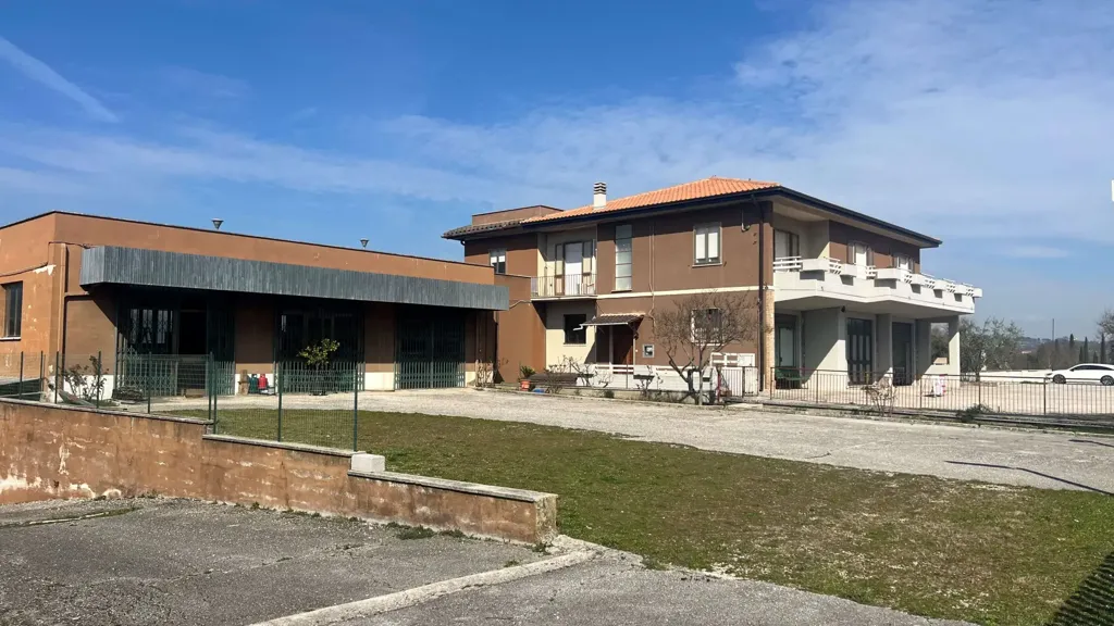 Välivaade - Mixed-Use Villa with Terraces in Spoleto